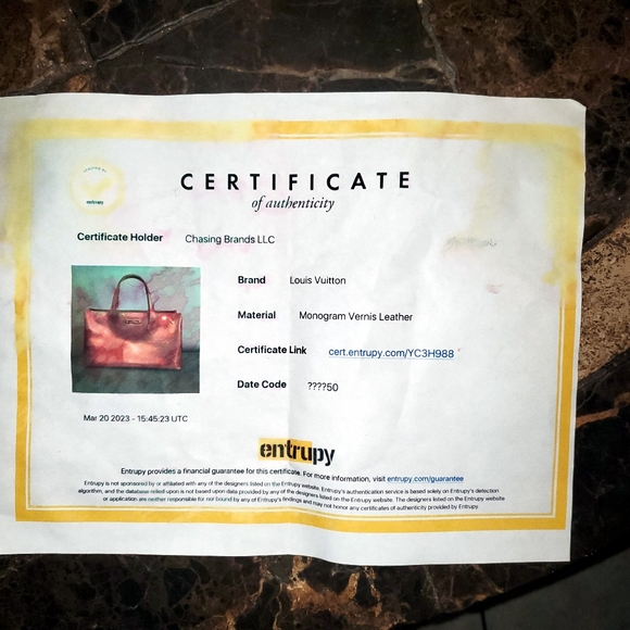 Louis Vuitton Vernis Wilshire PM in Pomme D'Amour Red w/ $30 COA - Picture 9 of 9